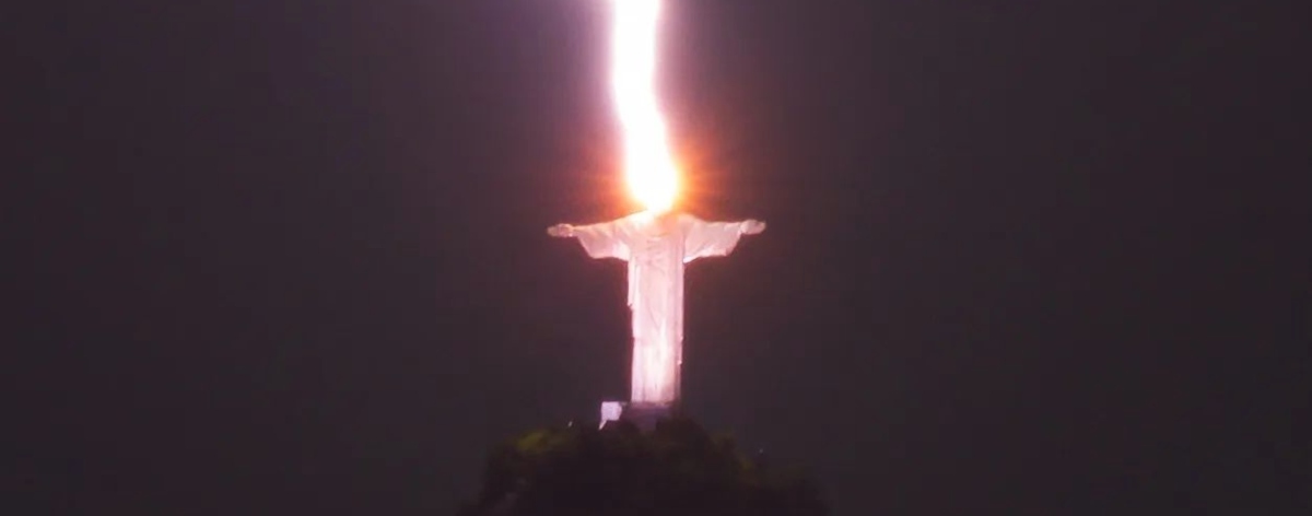 Rayo cae sobre la cabeza del Cristo Redentor en Río de Janeiro