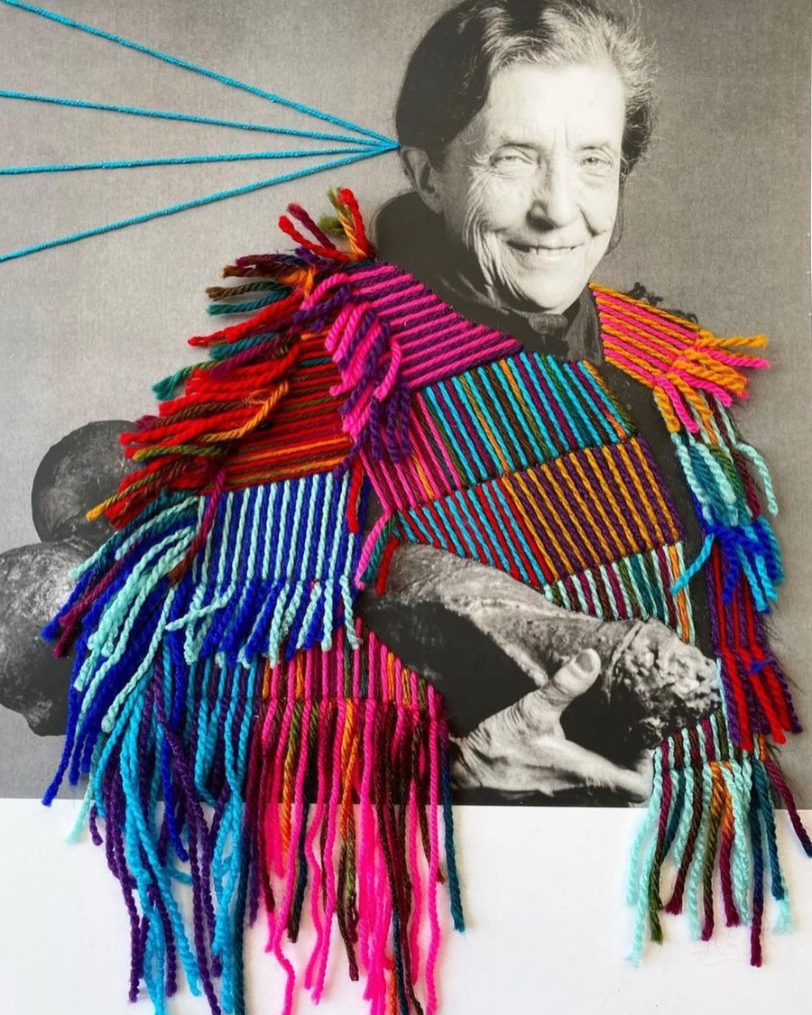 La artista mexicana plasma la cultura contemporánea a través de los textiles