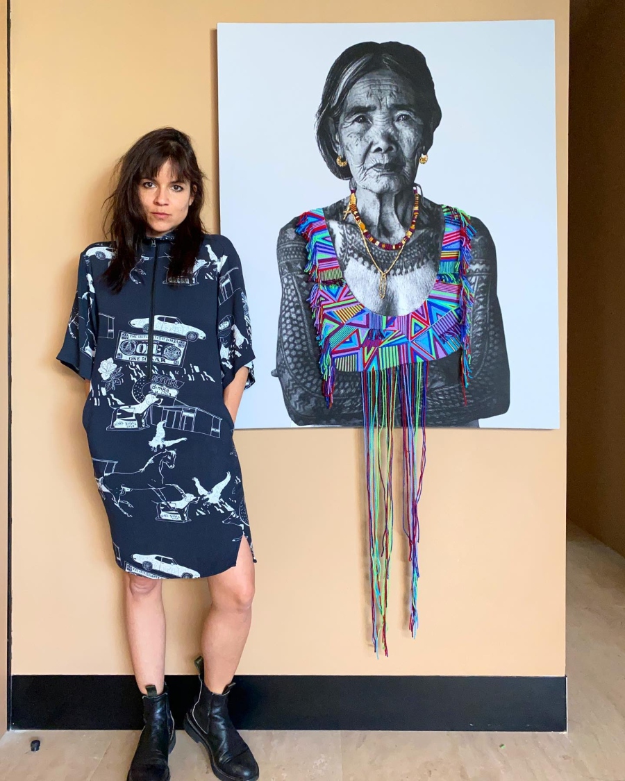 La artista mexicana plasma la cultura contemporánea a través de los textiles