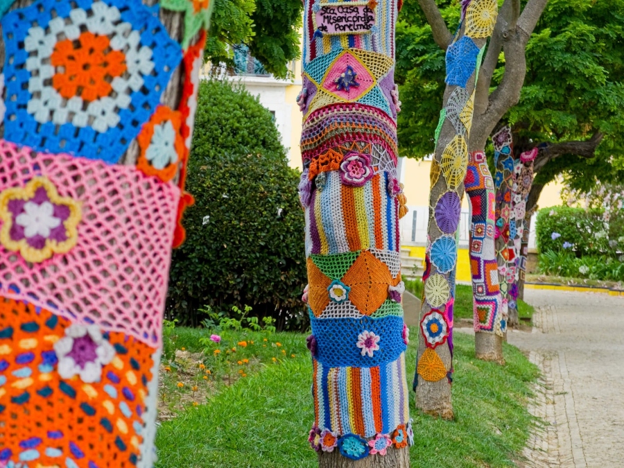 Intervención de crochet sobre árboles
