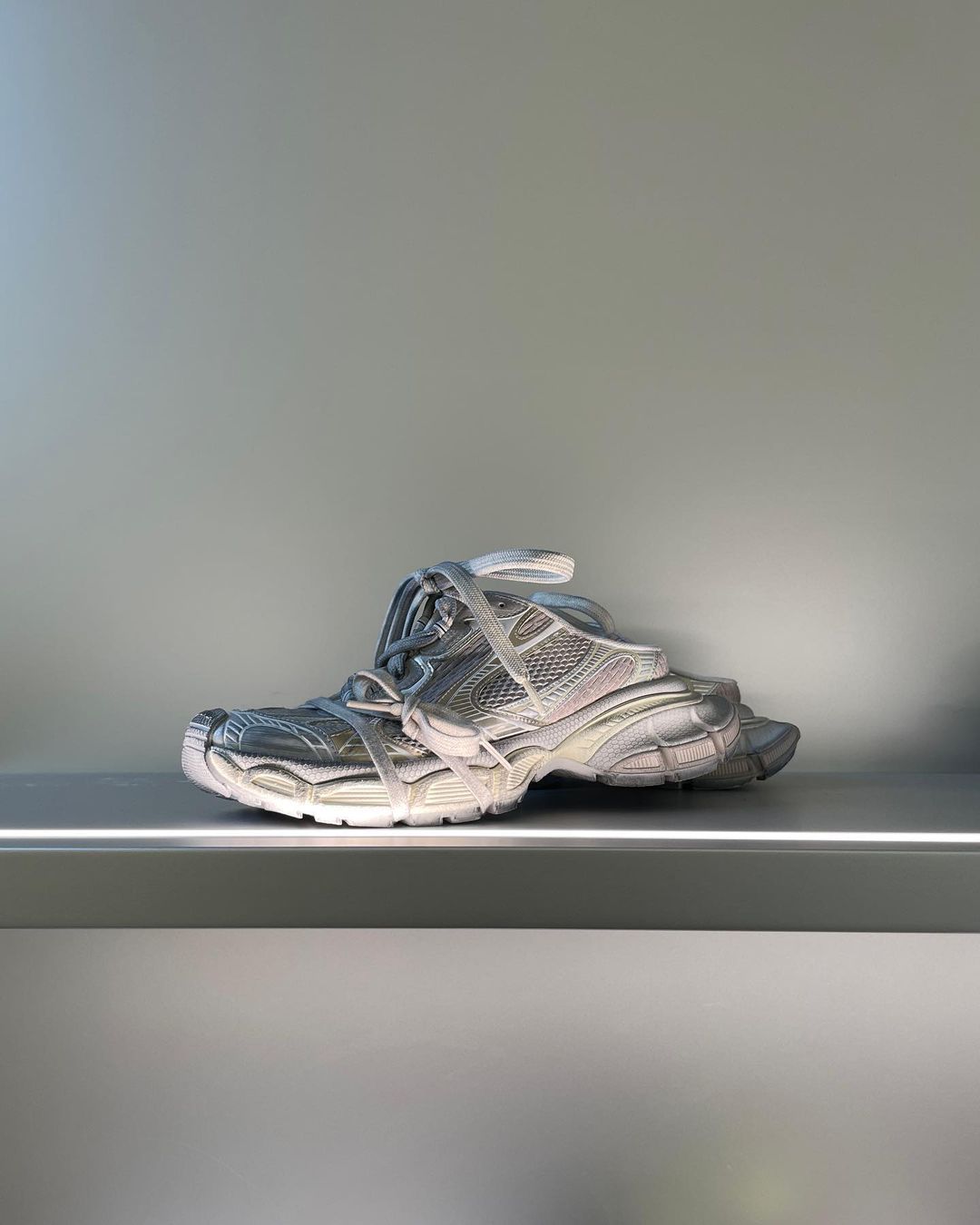 La zapatilla XL de Balenciaga transformada: ¿Zueco 3XL, la próxima tendencia en calzado?