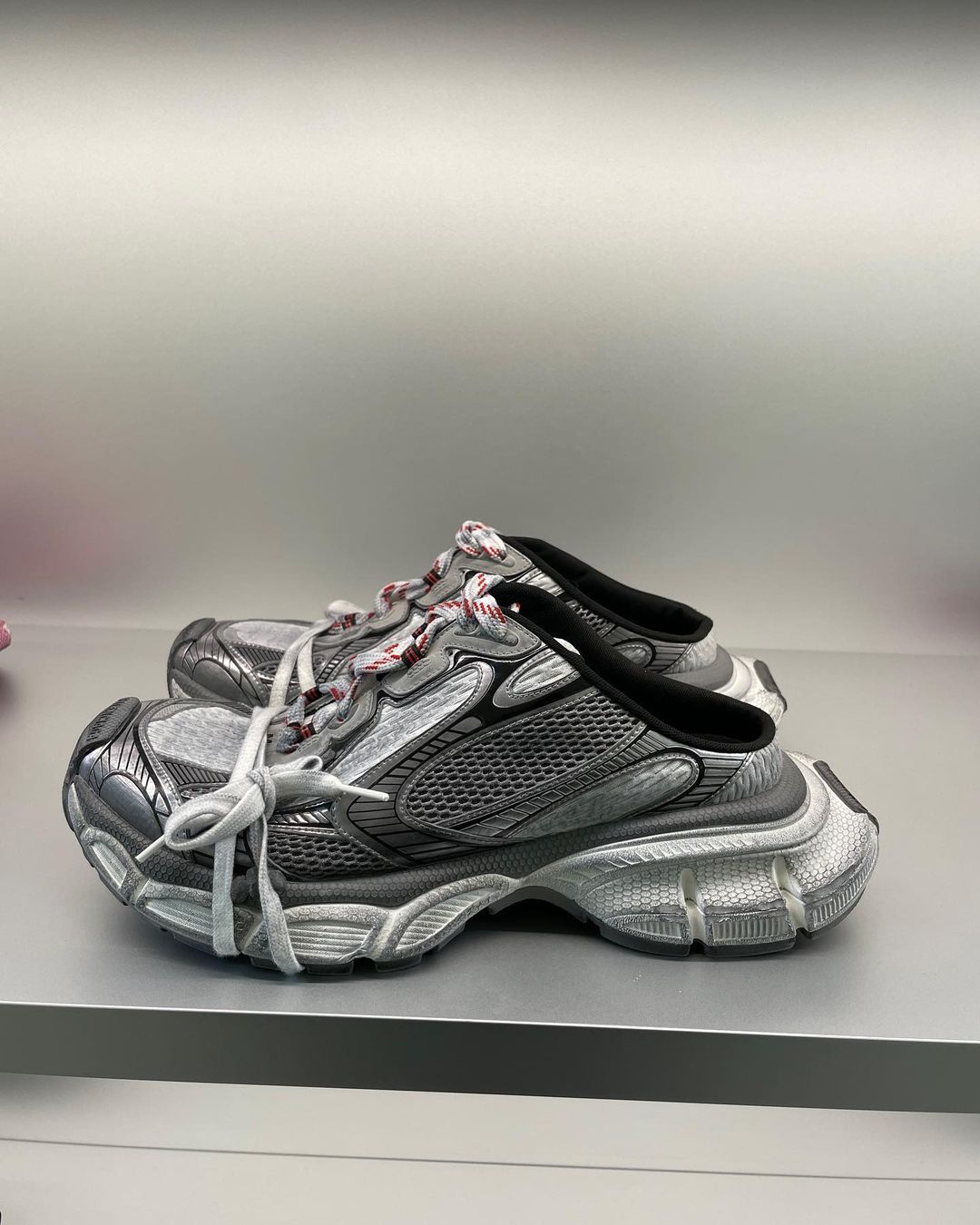 La zapatilla XL de Balenciaga transformada: ¿Zueco 3XL, la próxima tendencia en calzado?