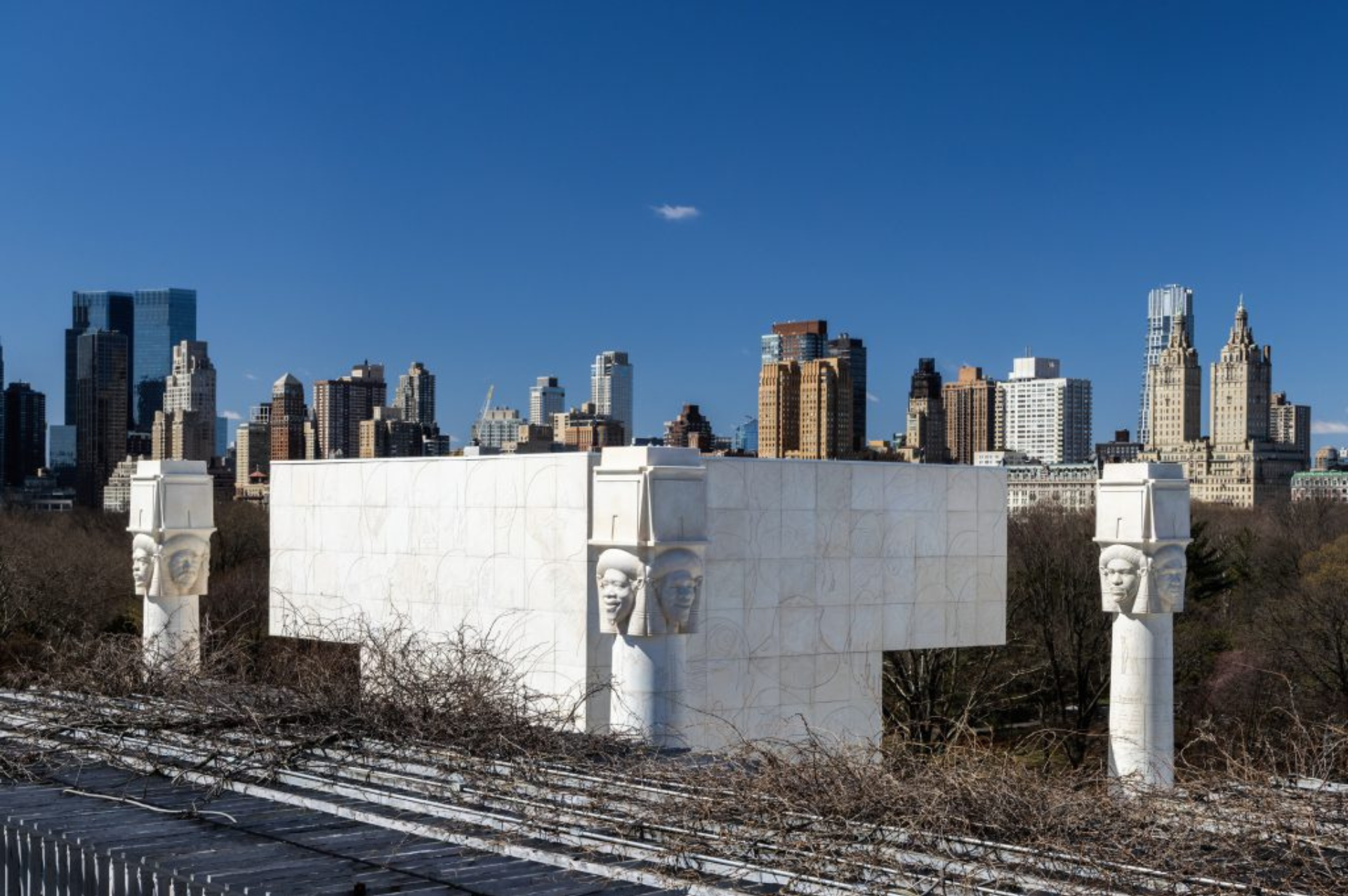 Inspirada en Egipto y L.A.: la fascinante creación de Lauren Halsey en el Met de Nueva York
