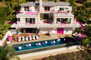 La casa de Barbie existe en Malibú y está disponible en Airbnb para alquilar