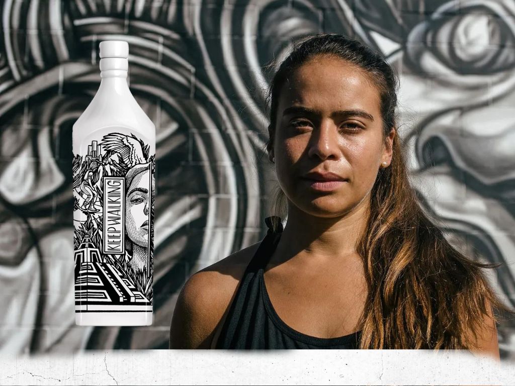 Paola Delfín en el arte urbano, la artista diseñó una botella de Johnnie Walker para la colección Keep Walking Cities que celebra la Ciudad de México