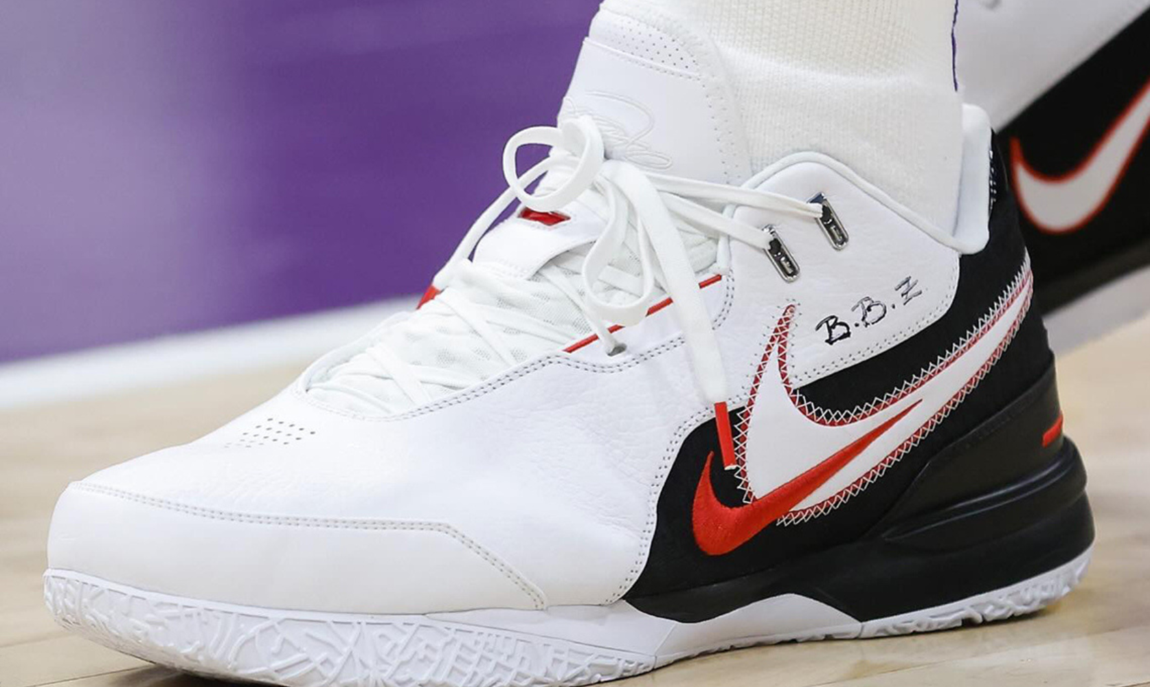 Nike celebra el 20 aniversario del primer partido de LeBron James con calzado edición especial