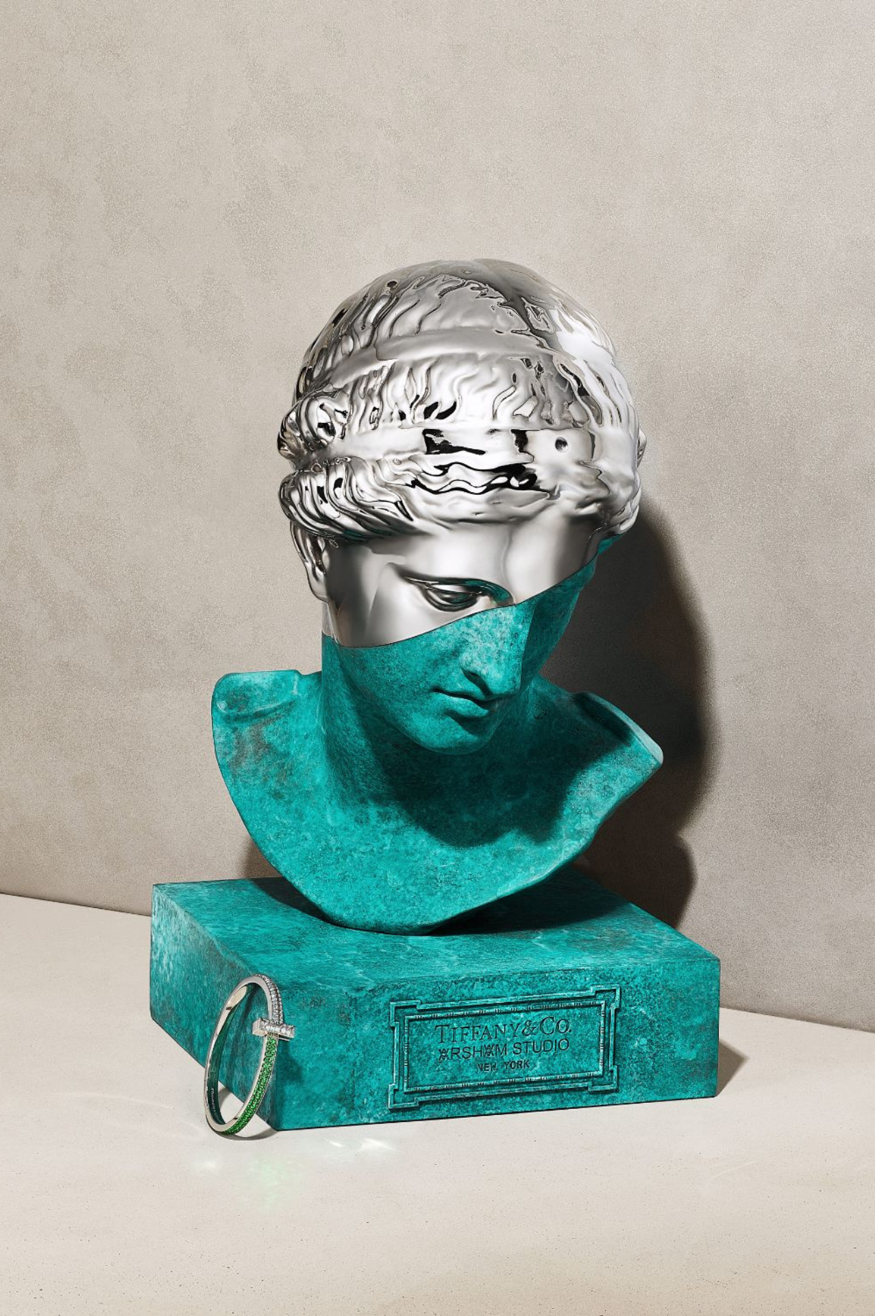Brazalete de edición limitada y escultura de Bronce en la colaboración de Tiffany & Co. X Daniel Arsham