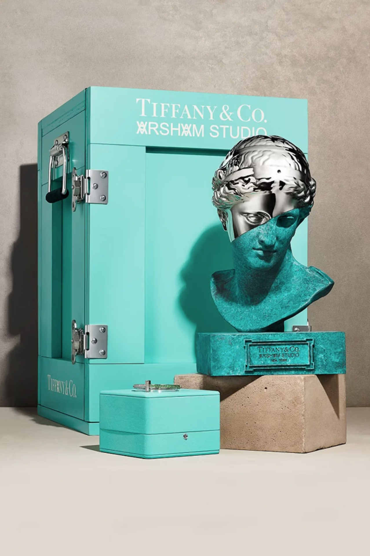 Brazalete de edición limitada y escultura de Bronce en la colaboración de Tiffany & Co. X Daniel Arsham