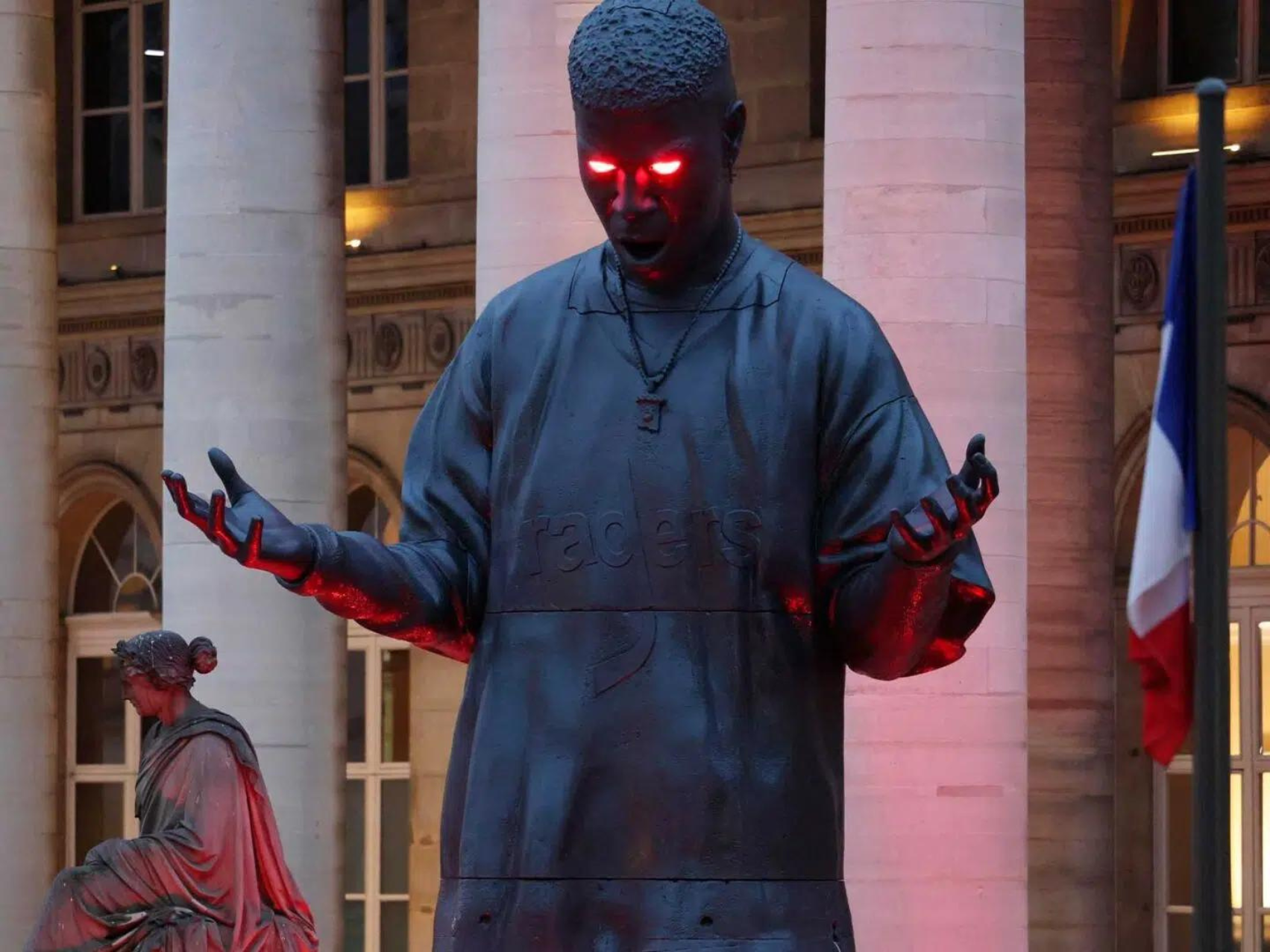 Estatua gigante de Kid Cudi aparece en París