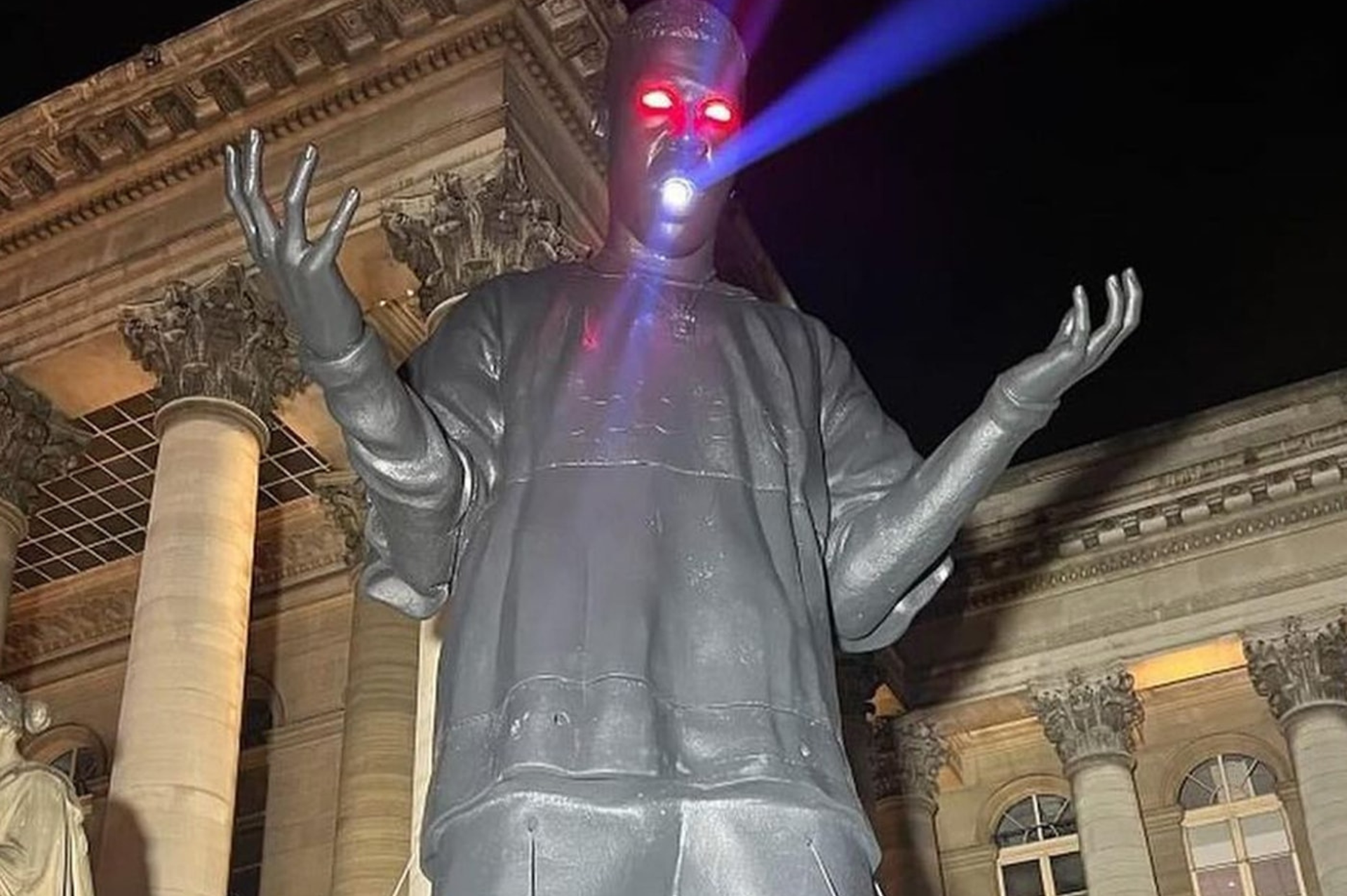 Estatua gigante de Kid Cudi aparece en París