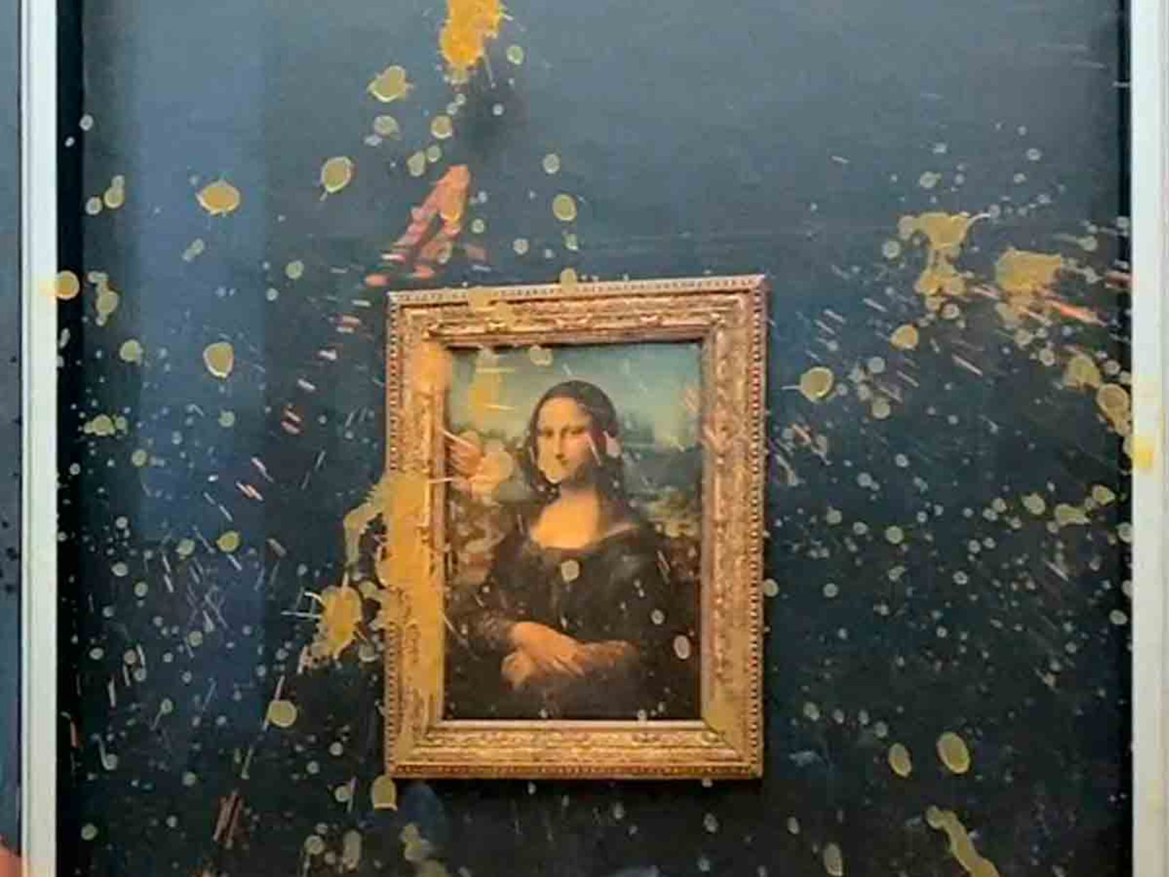 Manifestantes arrojan sopa al cuadro de Mona Lisa en el Louvre