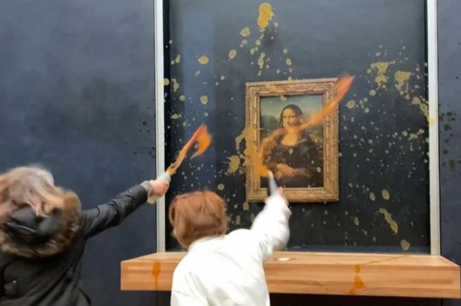 Manifestantes arrojan sopa al cuadro de Mona Lisa en el Louvre