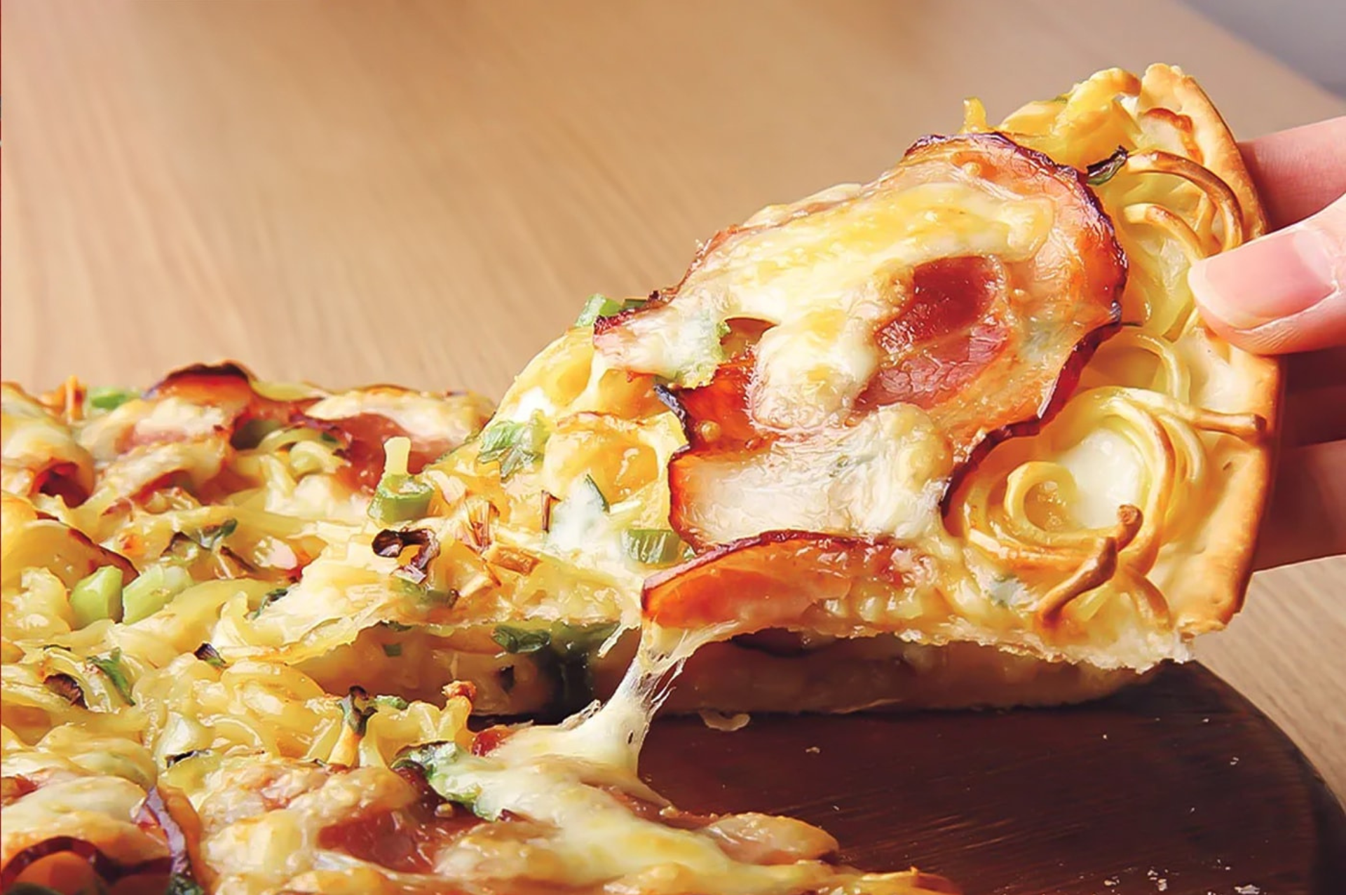 Pizza Hut Japón sorprende con su innovadora "Pizza de Ramen"