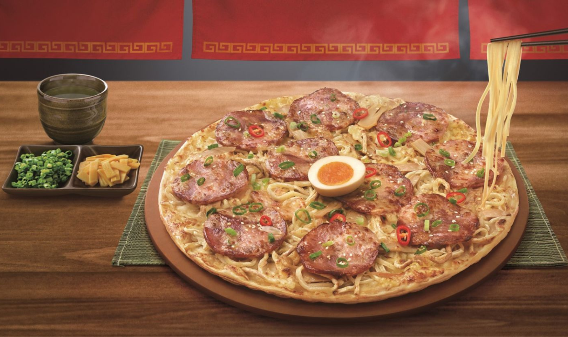 Pizza Hut Japón sorprende con su innovadora "Pizza de Ramen"